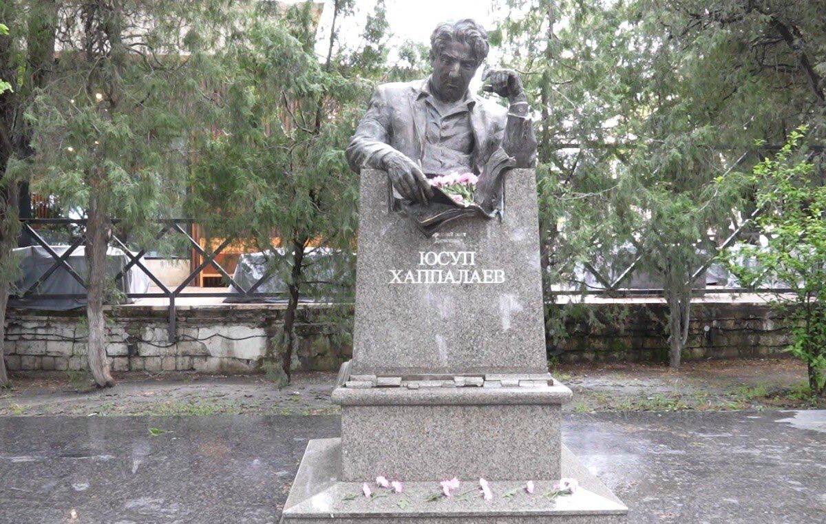 Памятник Хаппалаеву